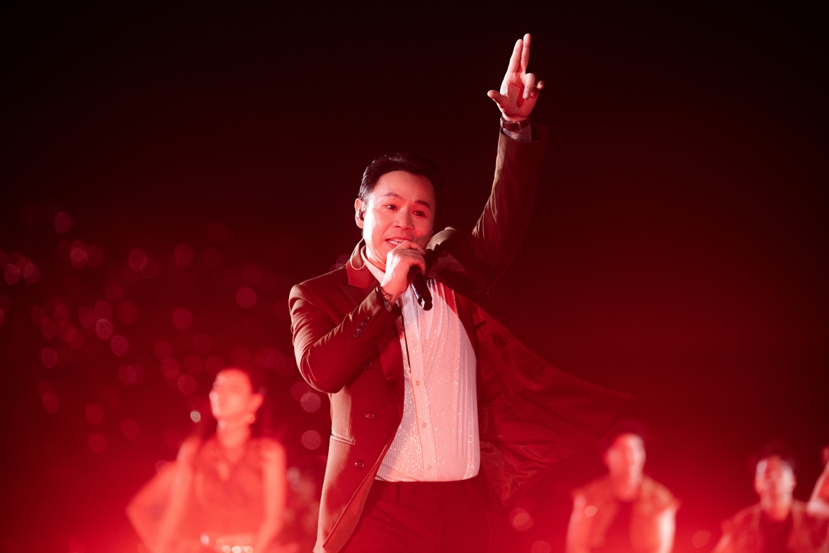 Binz mang đến phong cách trình diễn đậm chất hip hop. Nam rapper cùng với vũ đoàn thể hiện bản rap Bigcity boy, tương tác với khán giả, tạo nên những khoảnh khắc bùng nổ.