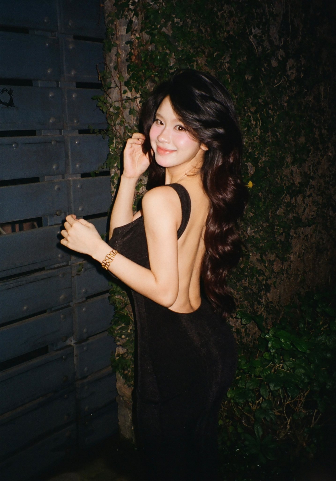 Hàn Hằng thường sử dụng máy ảnh kỹ thuật số đời cũ để tạo nên những bộ ảnh mang đậm tinh thần Y2K.