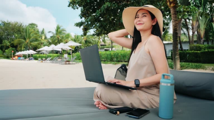 Bình giữ nhiệt tiện dụng trong mùa hè, nhưng nếu vệ sinh không kỹ có thể gây hại cho sức khỏe. (Ảnh: GettyIMG)