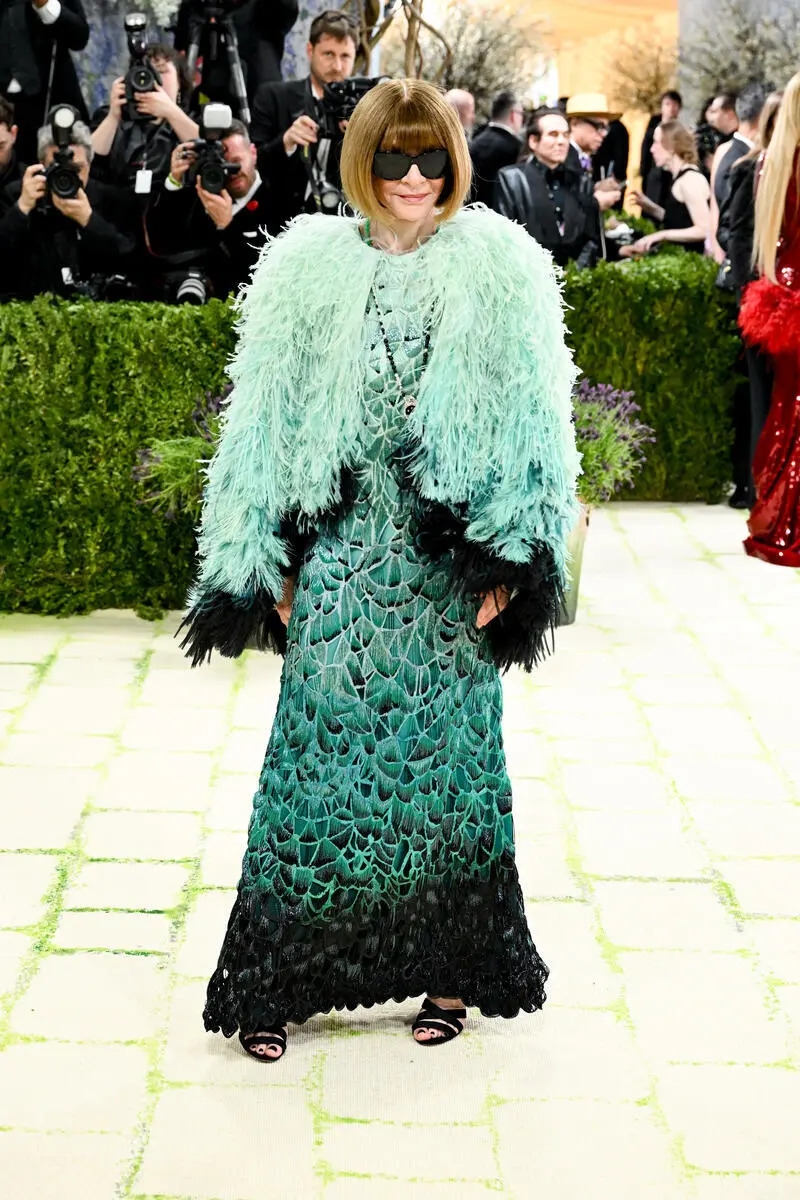 Đồng chủ tịch của Met Gala và giám đốc nội dung của Conde Nast diện áo choàng lông vũ Chanel và váy ombre thêu.