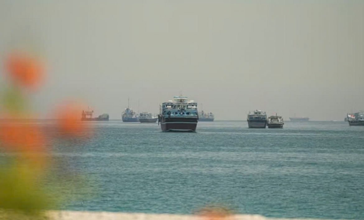 Các tàu neo đậu tại eo biển Hormuz, nhìn từ Musandam, Oman, ngày 25 tháng 5 năm 2026. Ảnh: REUTERS