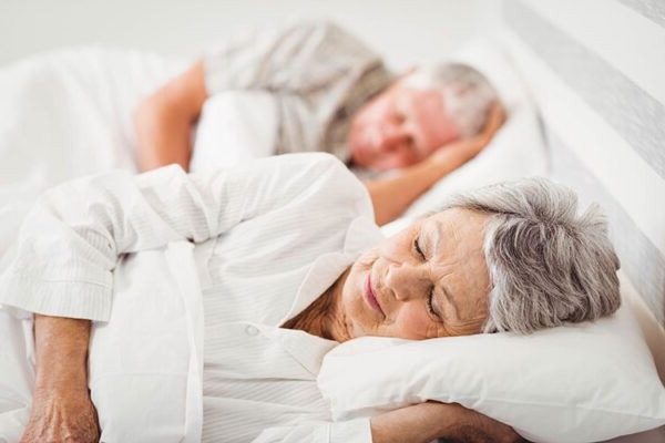 Thiếu ngủ khiến cơ thể mệt mỏi, giảm tập trung nên nhiều người chọn ngủ bù để hồi phục năng lượng