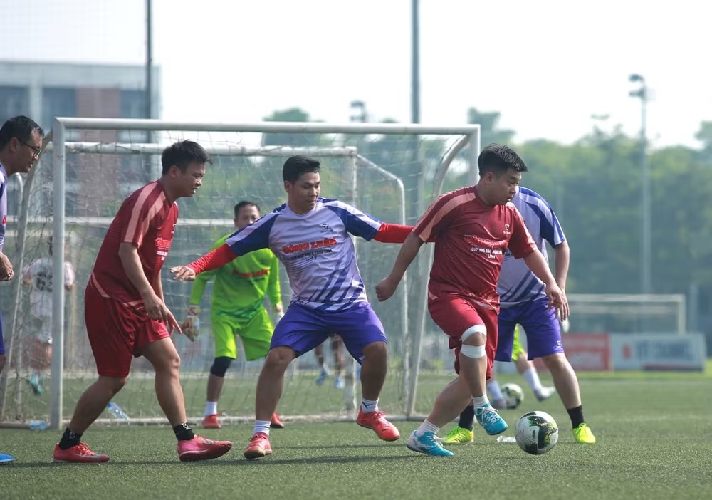 Các cầu thủ thi đấu sôi nổi, cống hiến nhiều pha bóng đẹp ngay sau lễ khai mạc.