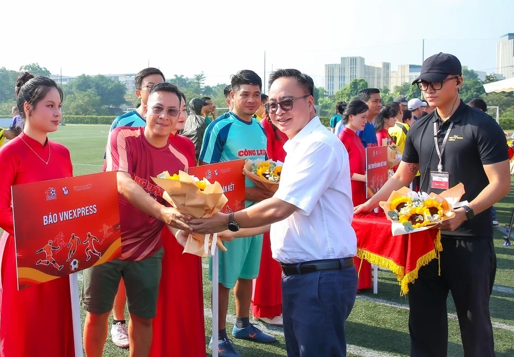 Ông Phạm Mạnh Hùng – Uỷ viên Thường vụ Đảng ủy Trung ương Hội Nhà báo Việt Nam, Phó Tổng Giám đốc Đài Tiếng nói Việt Nam tặng hoa chúc mừng các đội bóng bước vào thi đấu.