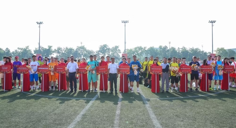 16 đội bóng đến từ các cơ quan báo chí, truyền thông và doanh nghiệp tranh tài tại Giải bóng đá Cúp Nhà báo và Công luận lần thứ V.