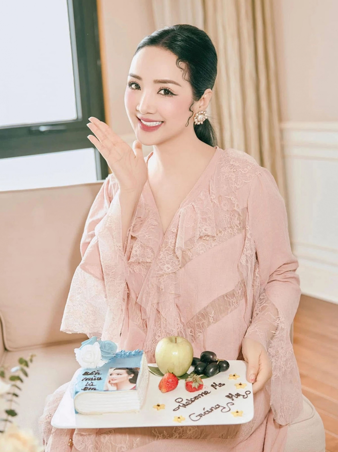 Hoa hậu Giáng My khoe nhan sắc tươi trẻ ở tuổi 55.