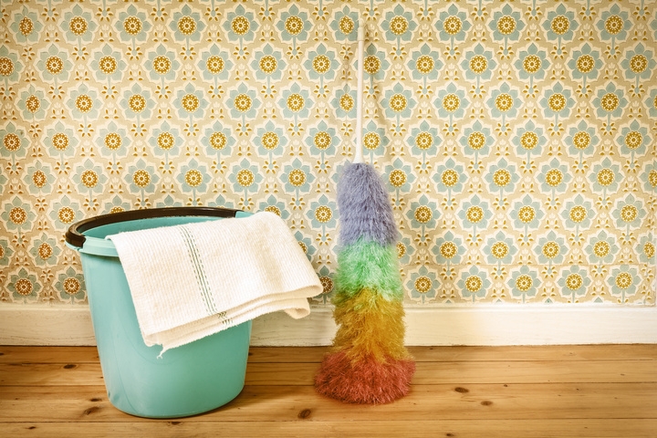 Nhiều loại giấy dán tường đẹp nhưng dễ bám bụi, bẩn (Ảnh: HomeClean)