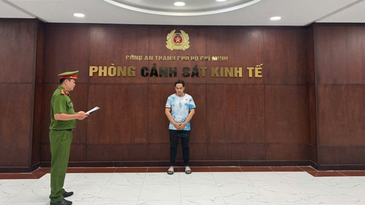 Công an TP.HCM khởi tố bị can đối với Nguyễn Trần Việt Hoàng về tội “Xâm phạm quyền sở hữu công nghiệp” để tiếp tục điều tra, xử lý theo quy định pháp luật.