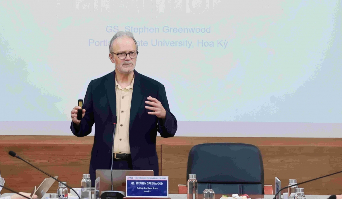 GS. Stephen Greenwood - nghiên cứu viên cao cấp tại Trung tâm Đồng thuận Chính sách Quốc gia, Đại học Portland State (Hoa Kỳ)