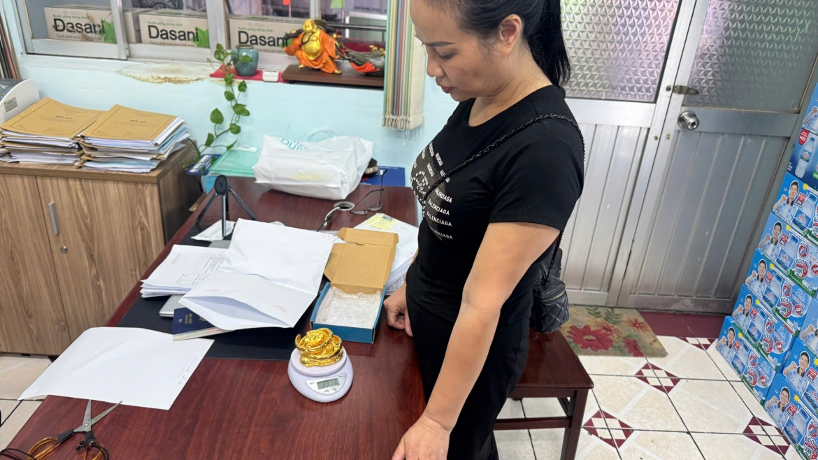 Vũ Thị Ngọc Anh mang theo khoảng 2,2 kg vàng 9999, trị giá khoảng 9,7 tỷ đồng tại thời điểm bị bắt. (Ảnh: CACC)