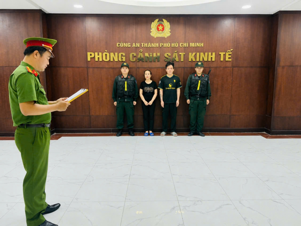 Cơ quan Cảnh sát điều tra Công an TP.HCM tống đạt, thực hiện các quyết định khởi tố và lệnh bắt tạm giam hai đối tượng: Vũ Thị Ngọc Anh và Nguyễn Duy Tấn. (Ảnh: CACC)