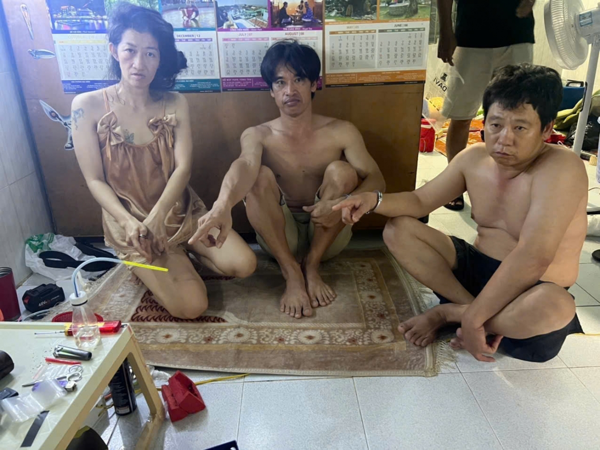 Các đối tượng bị bắt quả tang tổ chức sử dụng trái phép chất ma túy. Ảnh: CACC