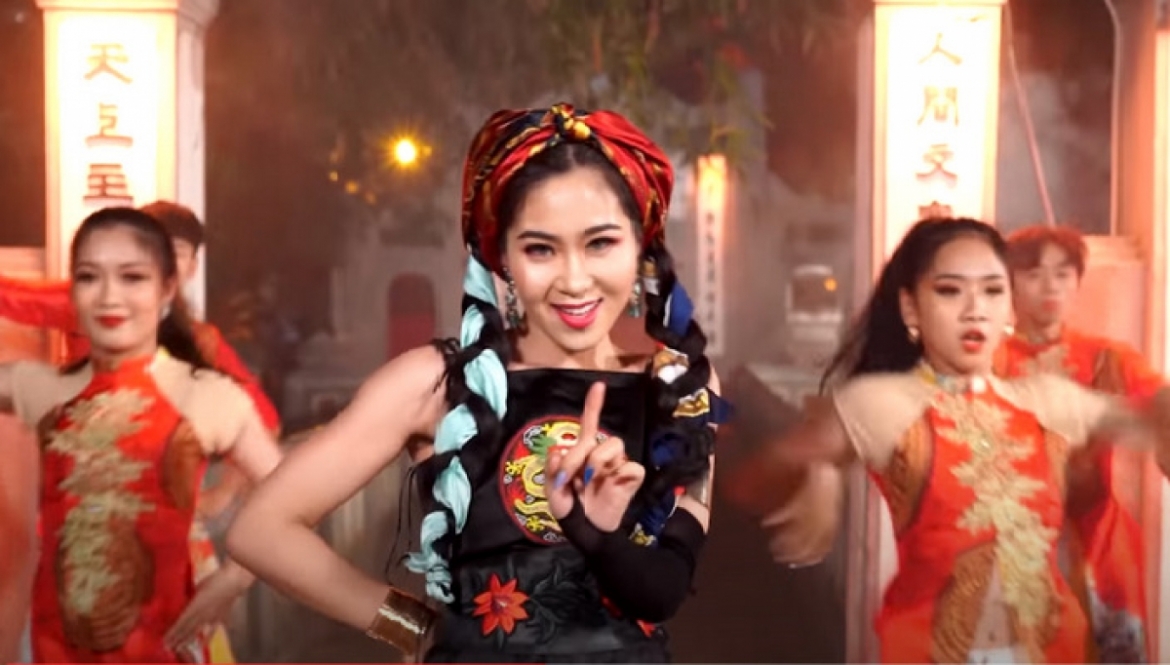Ca sĩ Hà Myo - người tiên phong kết hợp Xẩm với Rap và nhạc EDM. Ảnh chụp màn hình MV