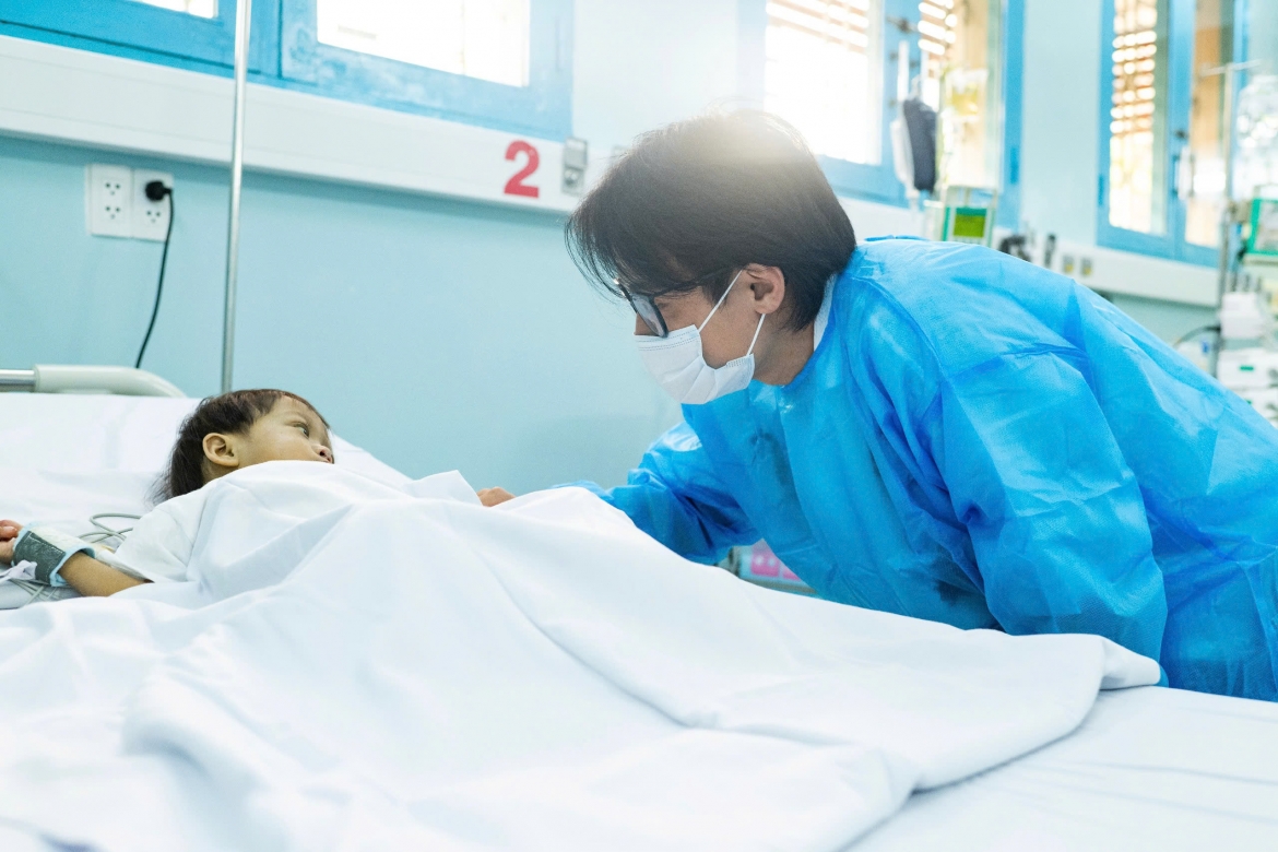Hà Anh Tuấn xúc động trước cô bé 2 tuổi ghép gan