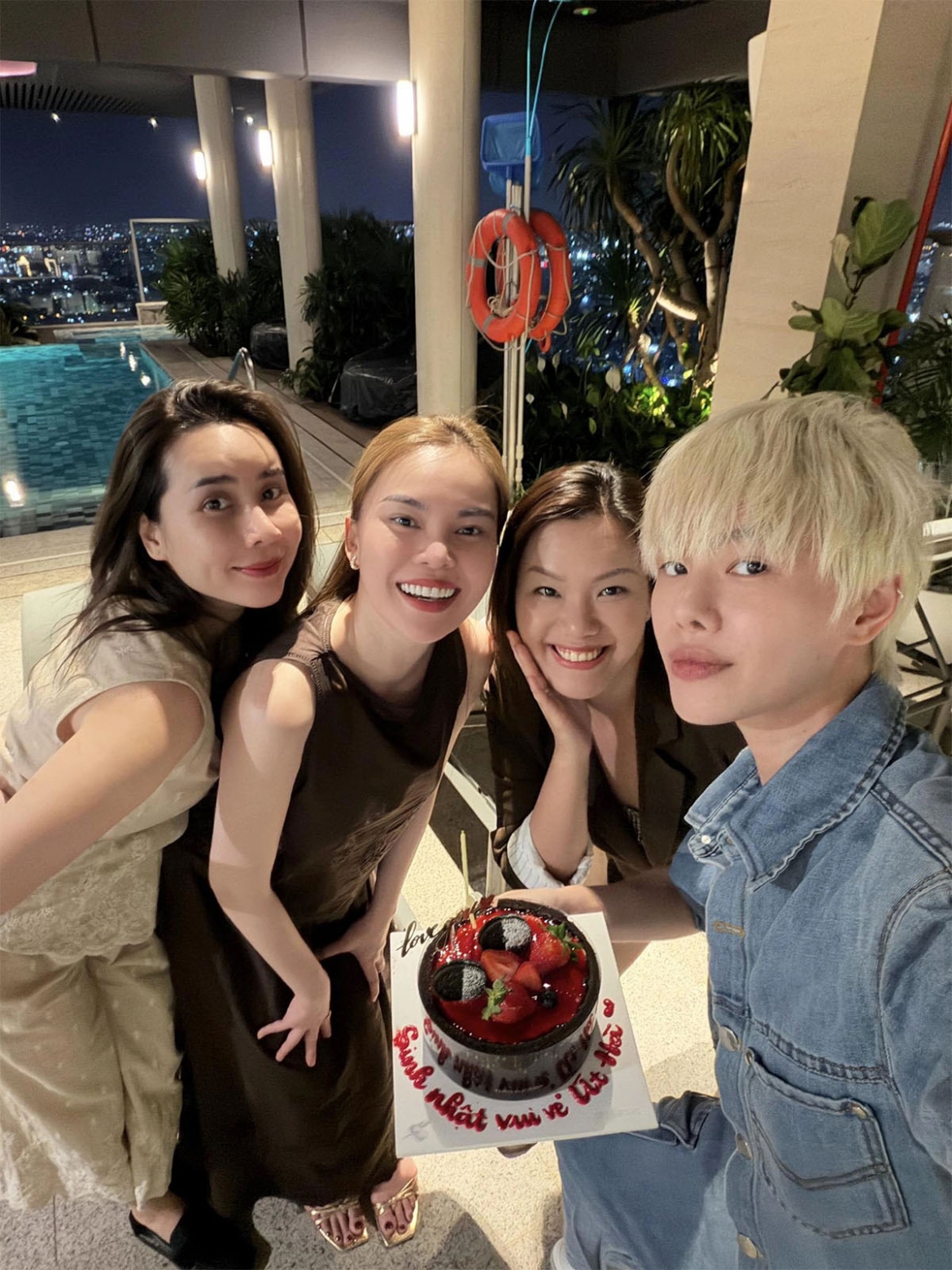 Người mẫu Hà Kino (bìa phải) đón sinh nhật bên ca sĩ Lưu Hương Giang, Giang Hồng Ngọc và Phương Vy.