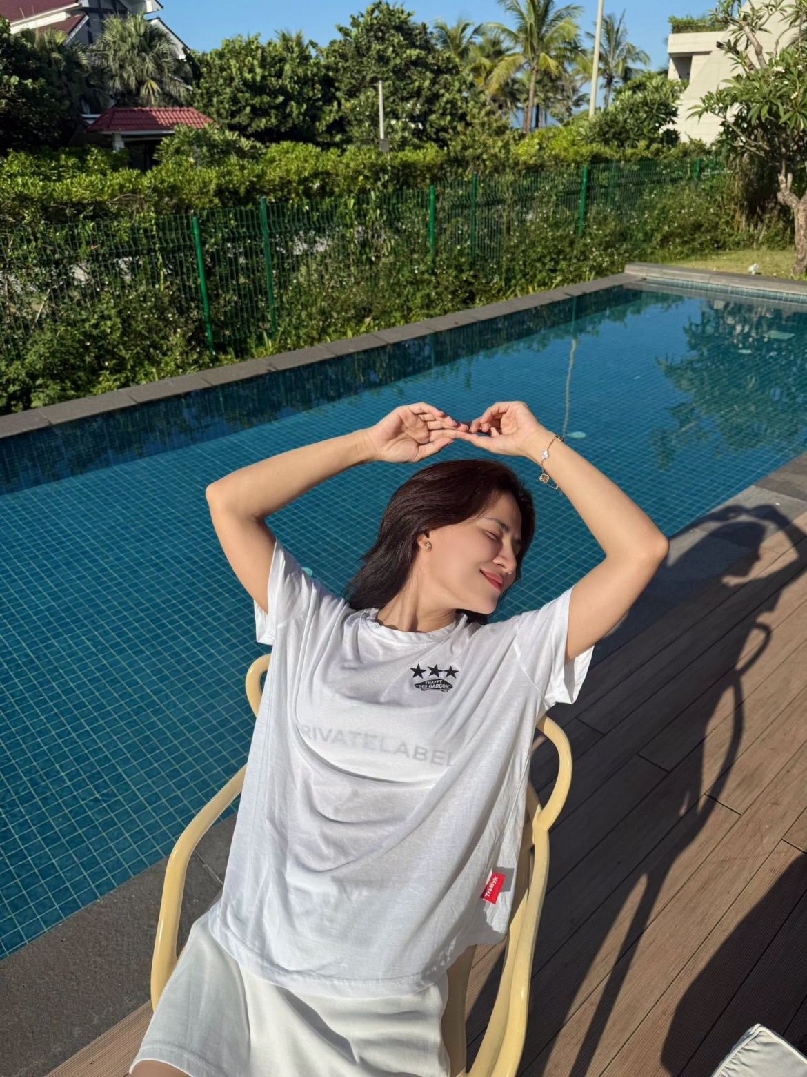 Hà Nhi tiếp tục phát huy "thương hiệu lầy lội" với dòng trạng thái khiến fan bật cười: "Phơi nắng thì ấm vào thân. Chụp hình thì...". Nữ ca sĩ đăng tải loạt ảnh đầy năng lượng giữa ngày hè.