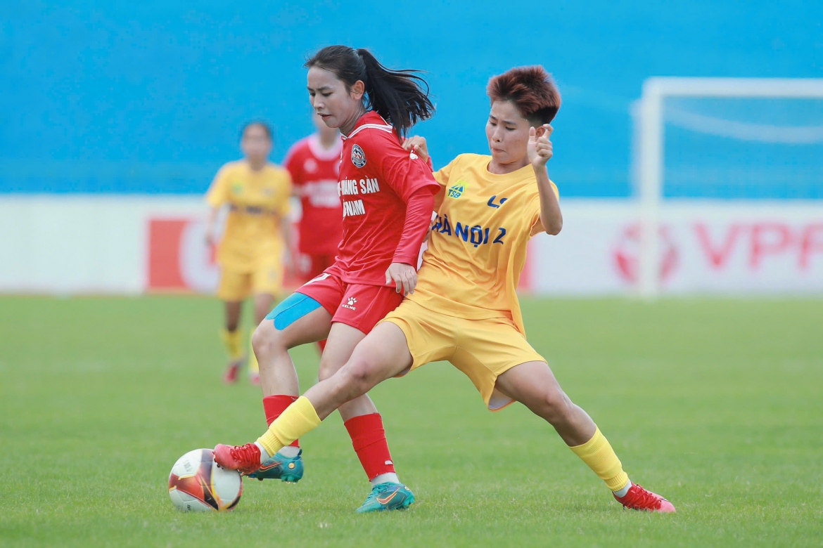 Hà Nội II và Than KSVN tranh hạng 5 (Ảnh: VFF)