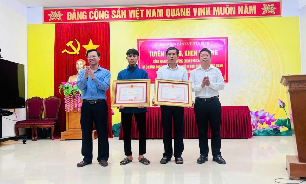 Hai cha con ông Cao Hữu Tình nhận bằng khen của Thủ tướng Chính phủ