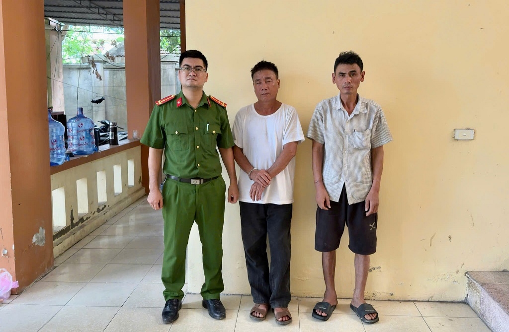 Hai đối tượng tại cơ quan công an. Ảnh: CA Nghệ An.