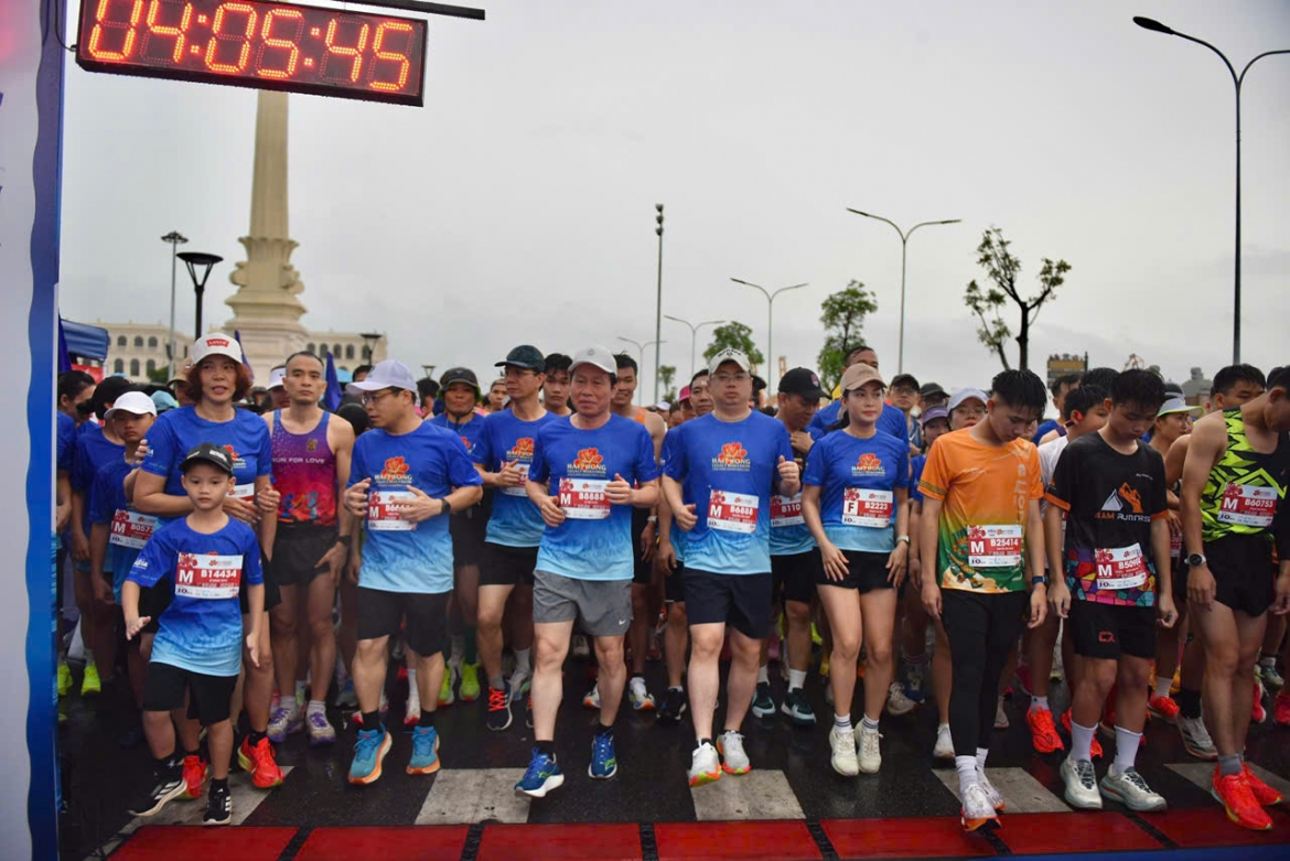 Phó Thủ tướng Lê Tiến Châu dự và tham gia chạy tại giải Hải Phòng Legacy Marathon 2026 cùng đông đảo các runner trên cả nước sáng 17/5