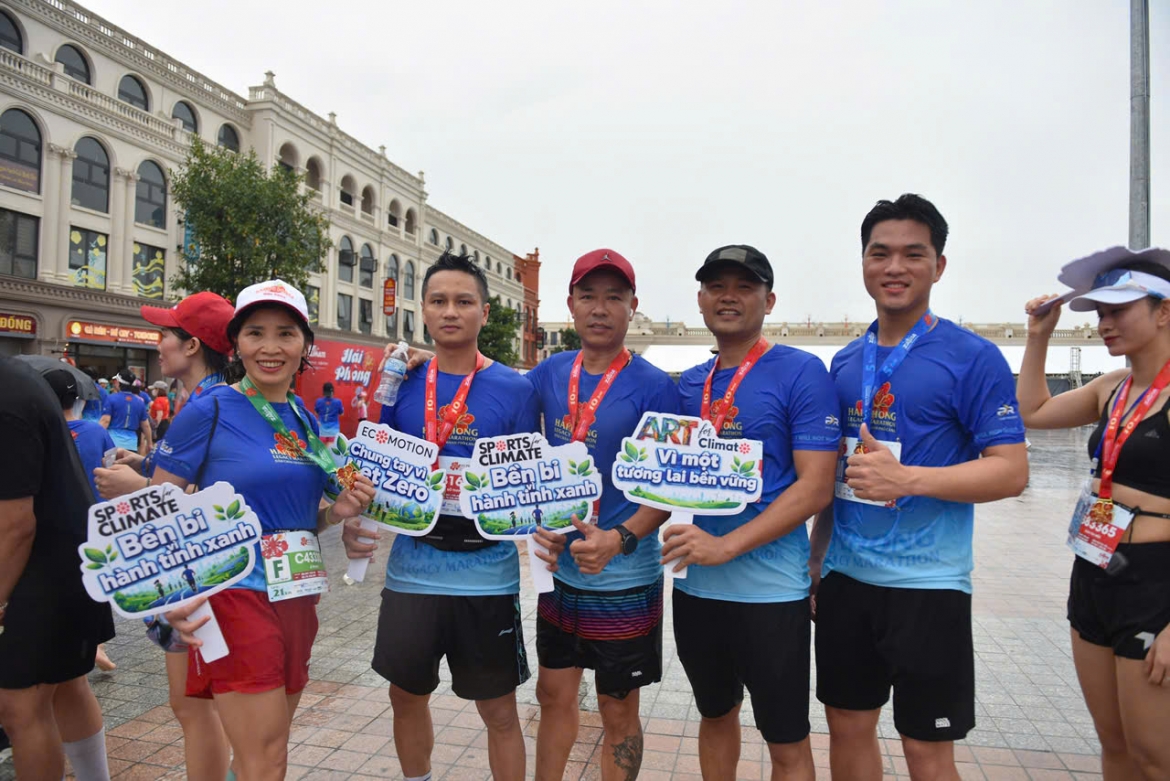 Các runner được trải nghiệm trang phục chính thức độc quyền của giải chạy Hải Phòng Legacy Marathon 2026 từ nhà tài trợ PR Sport thể hiện sự chuyên nghiệp, đồng bộ với cam kết chung tay nâng tầm hình ảnh giải đấu.