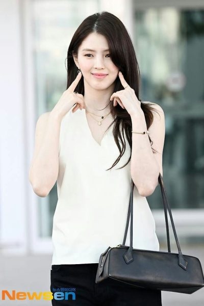 Hai vị trí cuối cùng trong Top 10 thuộc về Han So Hee và Seo Ye Ji, cả hai đều nổi tiếng với vẻ ngoài cuốn hút, phong cách diễn xuất độc đáo và tầm ảnh hưởng thời trang mạnh mẽ.