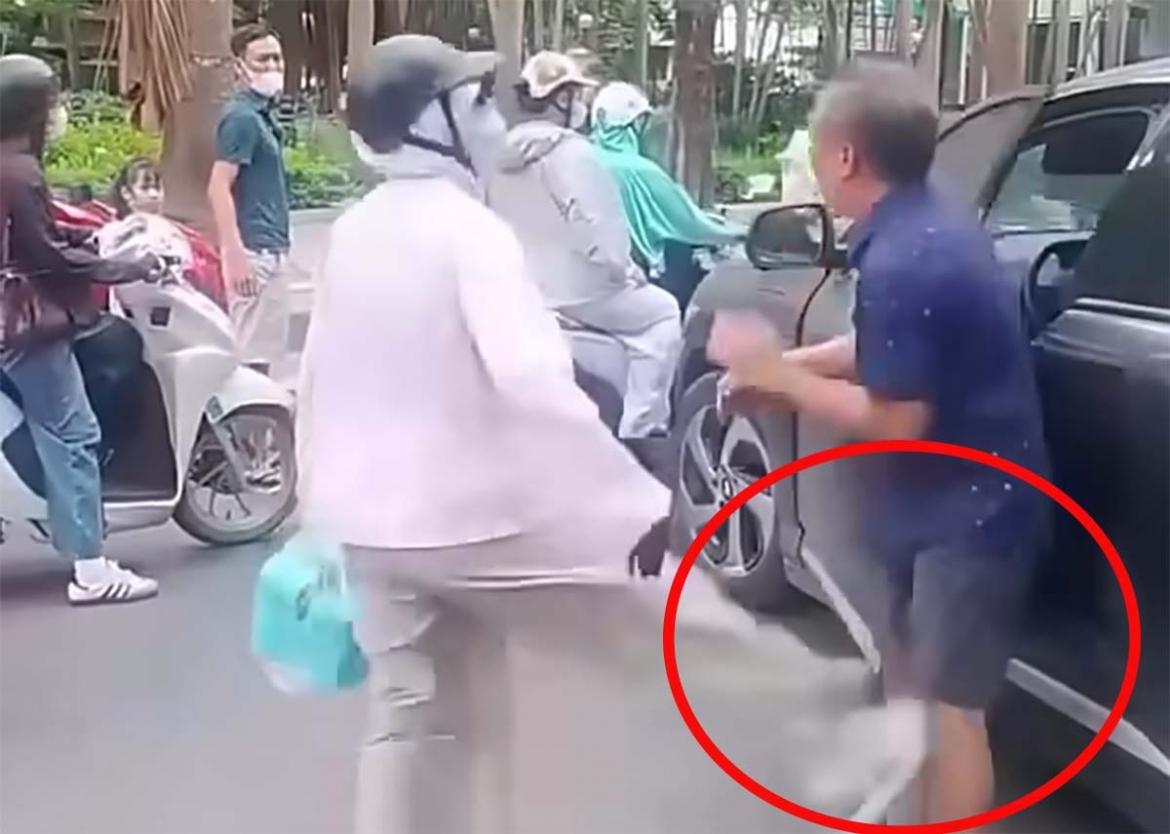 Không chỉ xúc phạm, người phụ nữ liên tục tát vào phần đầu và đá vào cơ thể nam tài xế lớn tuổi (Ảnh cắt từ clip)