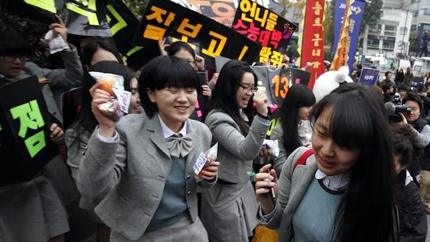 Lớp trẻ Hàn Quốc cũng phải chịu nhiều áp lực từ kinh tế và thu nhập - Ảnh: Reuters
