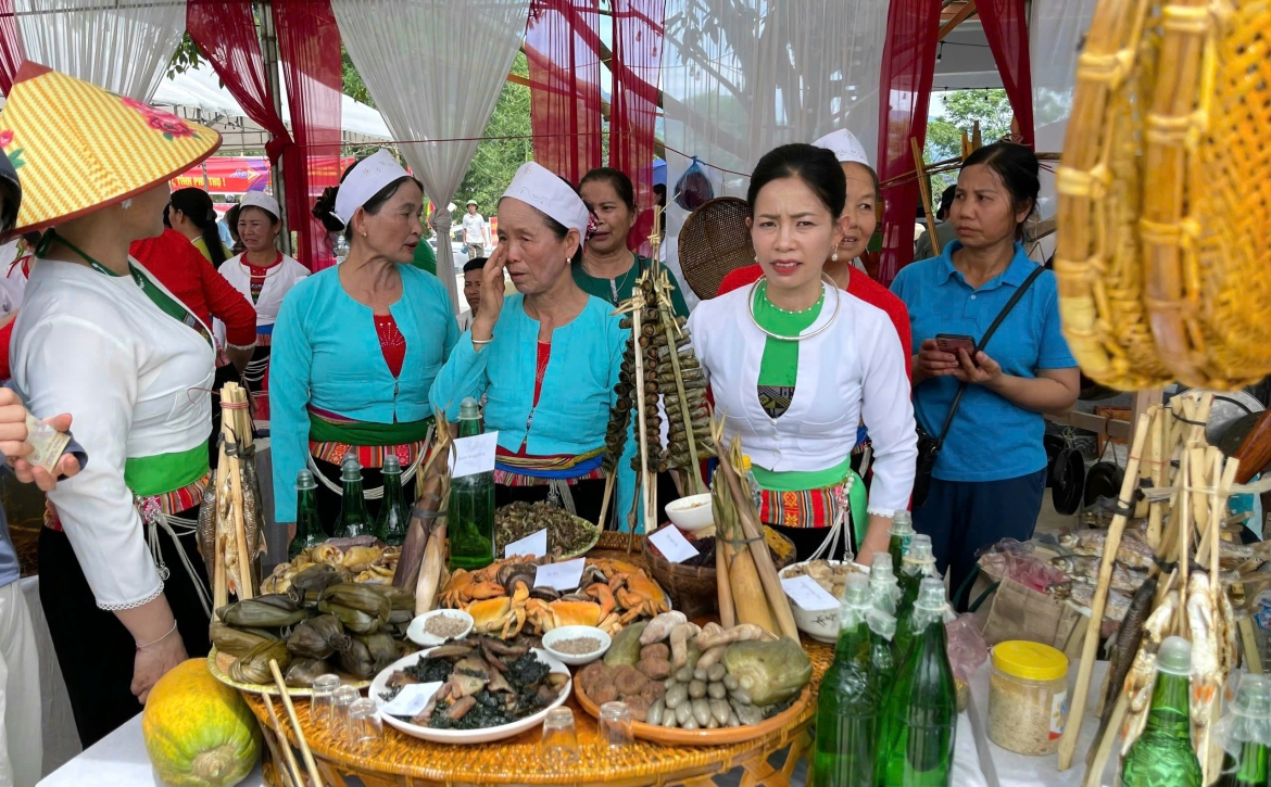 Khu trưng bày nông sản, sản phẩm thủ công và các sản phẩm OCOP của 22 xóm trong xã cũng thu hút đông đảo du khách tham quan, trải nghiệm và mua sắm.
