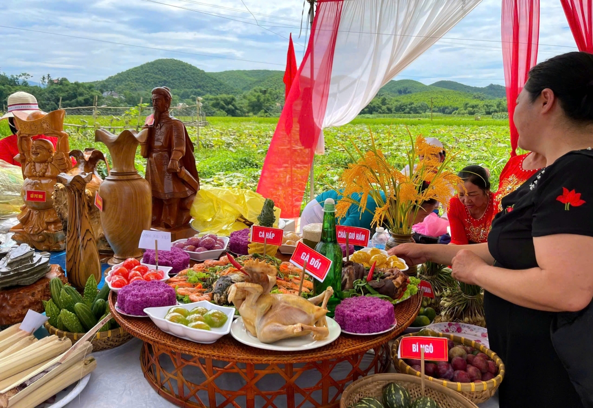 Không khí lễ hội càng thêm sôi động với các hoạt động trải nghiệm như chèo bè mảng, quăng chài, bắn nỏ, kéo co, bơi lội, bóng chuyền và chạy việt dã. Các trò chơi dân gian thu hút đông đảo thanh niên và du khách tham gia, tạo nên không gian giao lưu văn hóa cộng đồng đặc sắc.