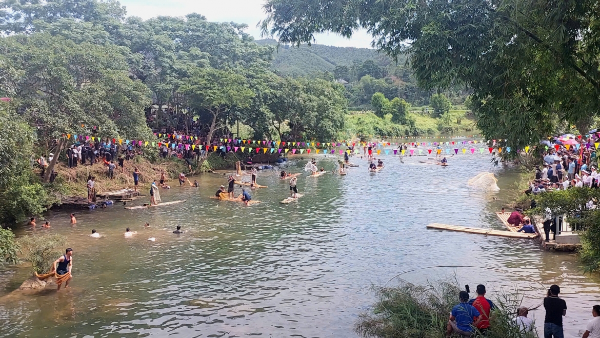 Ngay từ sáng sớm, khu vực sân lễ hội tại xóm Tân Lập cùng các khoang suối Khoang Lở, Khoang Tló đã rộn ràng tiếng chiêng, tiếng trống và sắc màu trang phục truyền thống của đồng bào Mường.