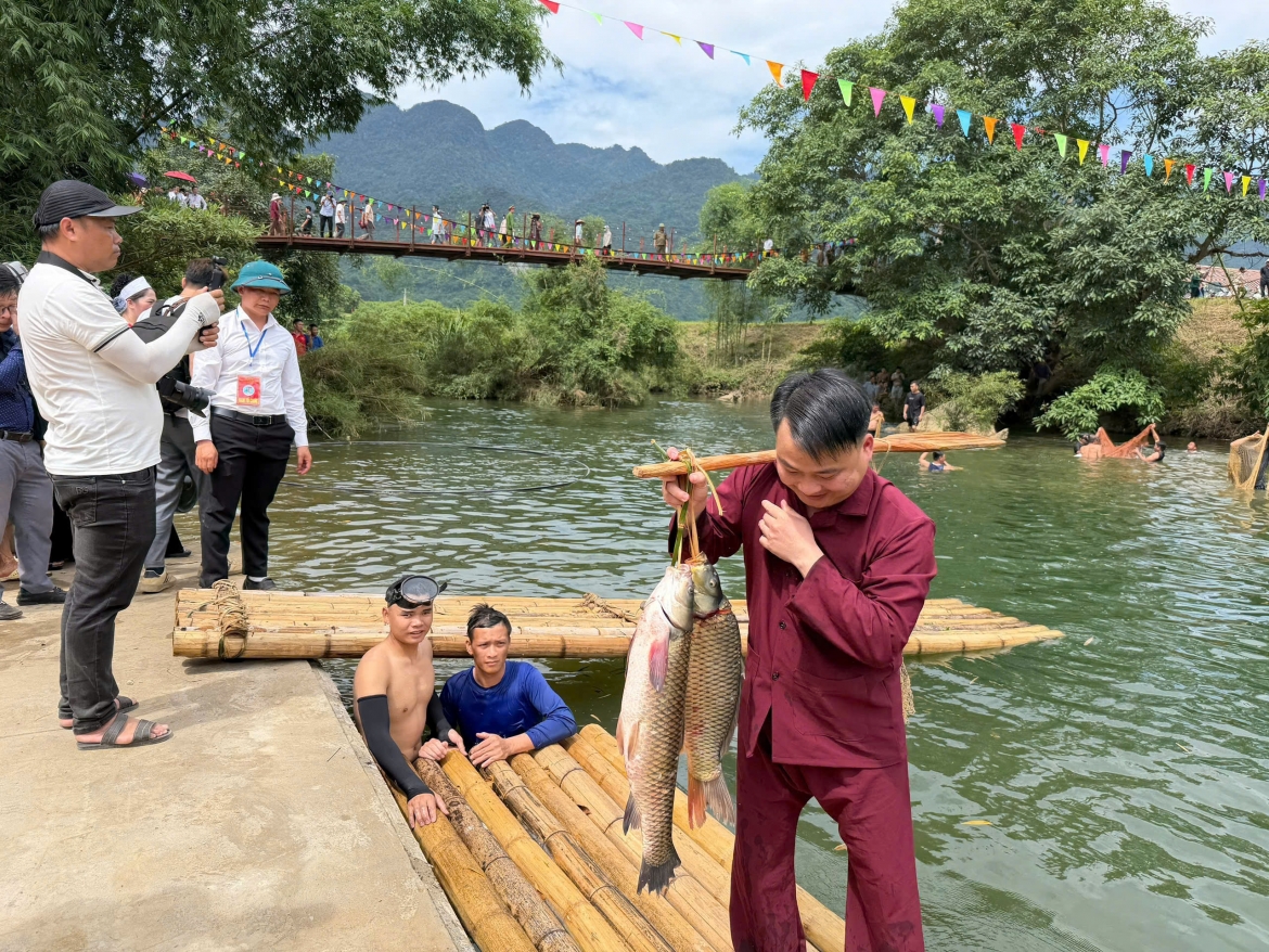 Những con cá lớn nhất vừa được người dân đánh bắt, được dâng lên miếu như biểu tượng của lòng thành kính và đạo lý “uống nước nhớ nguồn”.