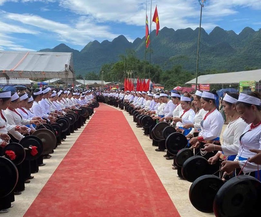 Ấn tượng nhất là chương trình hòa tấu 200 chiêng Mường vang vọng núi rừng, tái hiện không gian văn hóa đặc trưng. Bên cạnh đó là hát đối giao duyên, dân ca Mường, thi đan lát ngư cụ truyền thống, thi ẩm thực dân tộc. Khu trưng bày nông sản, sản phẩm thủ công của 22 xóm cũng thu hút đông đảo du khách trải nghiệm, mua sắm.