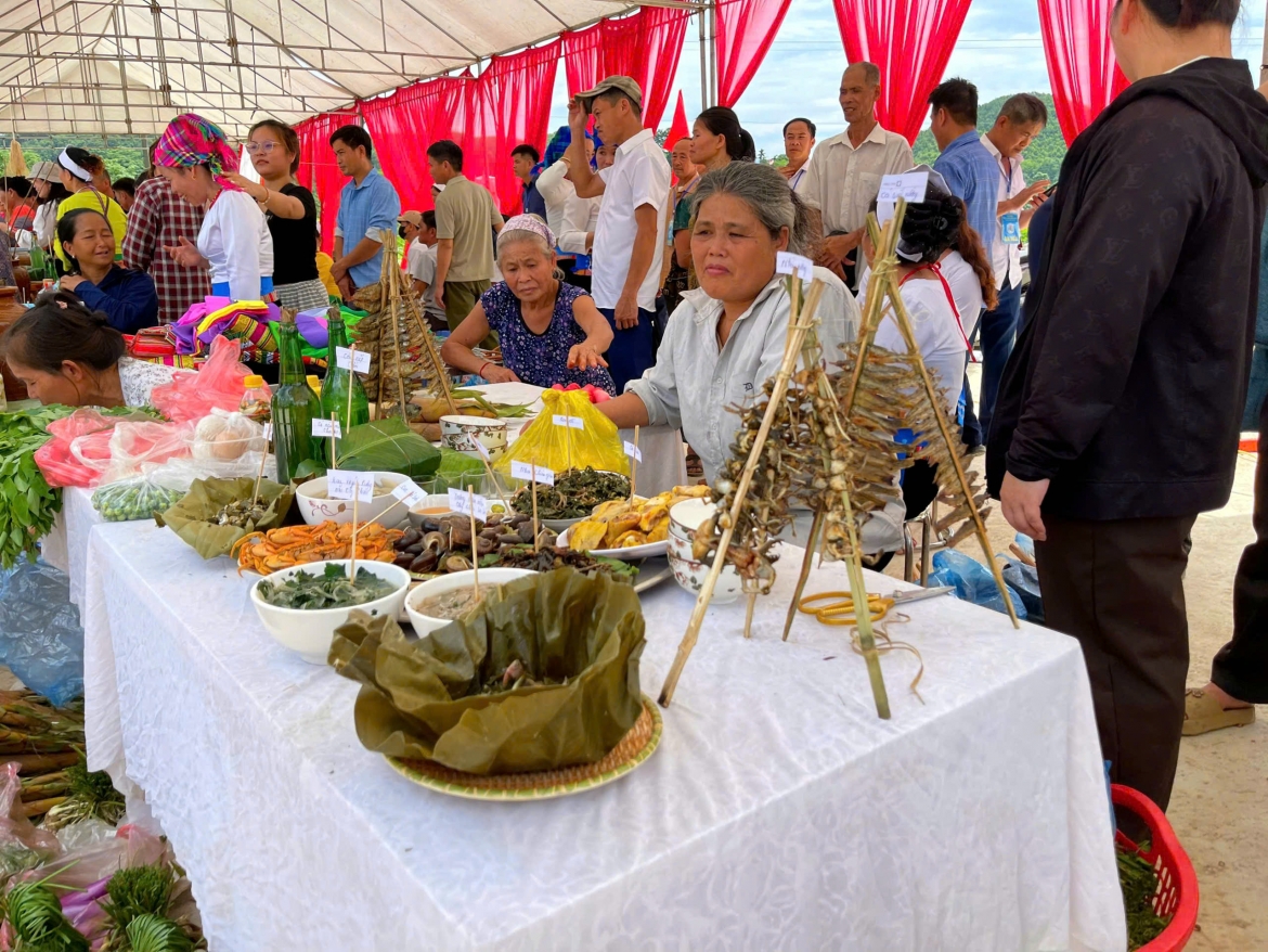 Hàng nghìn người dân và du khách hào hứng hòa mình vào chuỗi hoạt động văn hóa, thể thao và trò chơi dân gian mang đậm bản sắc vùng Mường cổ.