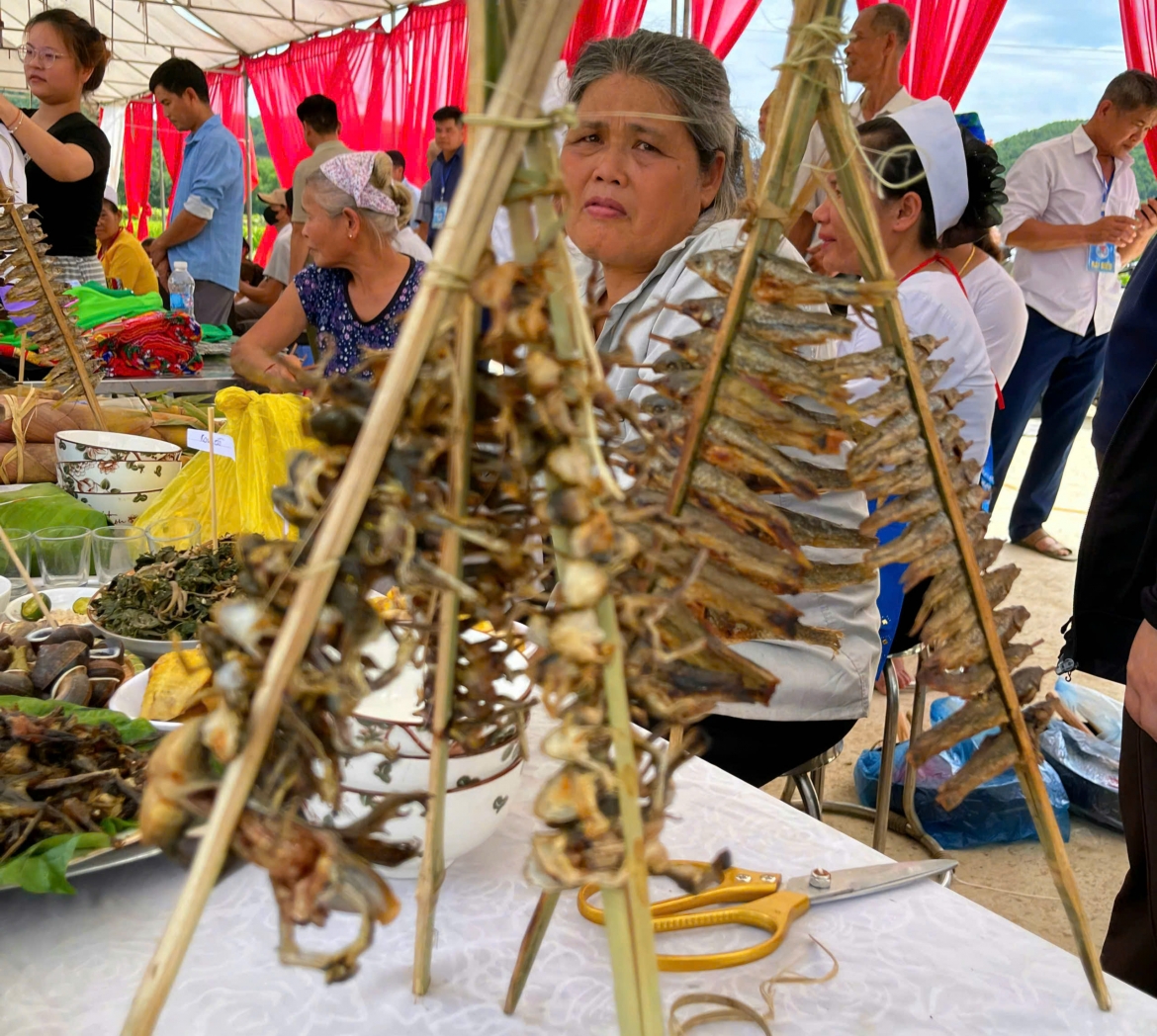 Điểm nhấn của lễ hội là màn đánh cá tập thể tại các khoang suối. Hàng trăm người dân mang theo vó, lưới, nơm, chài cùng xuống suối bắt cá trong tiếng reo hò, cổ vũ náo nhiệt của du khách đứng kín hai bên bờ.