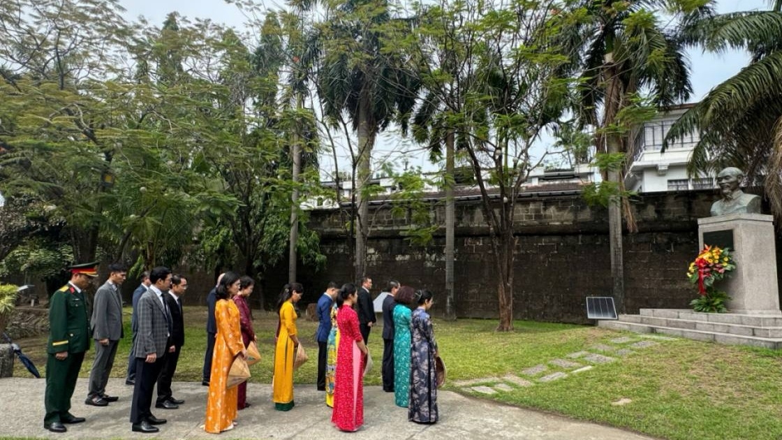 Đại sứ quán Việt Nam tại Philippines trang trọng tổ chức lễ dâng hoa lên tượng đài Chủ tịch Hồ Chí Minh tại Vườn hoa ASEAN, thuộc khu thành cổ Intramuros, thủ đô Manila (Ảnh: ĐSQ Việt Nam tại Philippines)