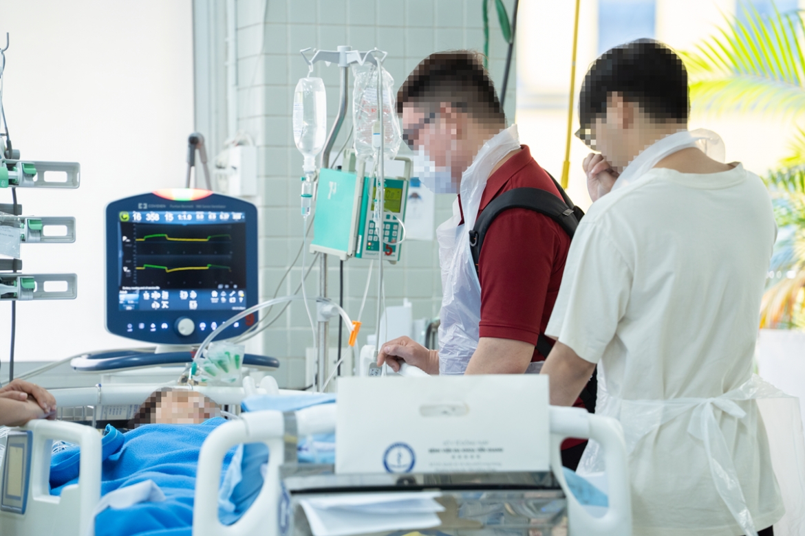 Gia đình đến thăm nạn nhân lần cuối trước khi hiến tạng (Ảnh: BVCC)