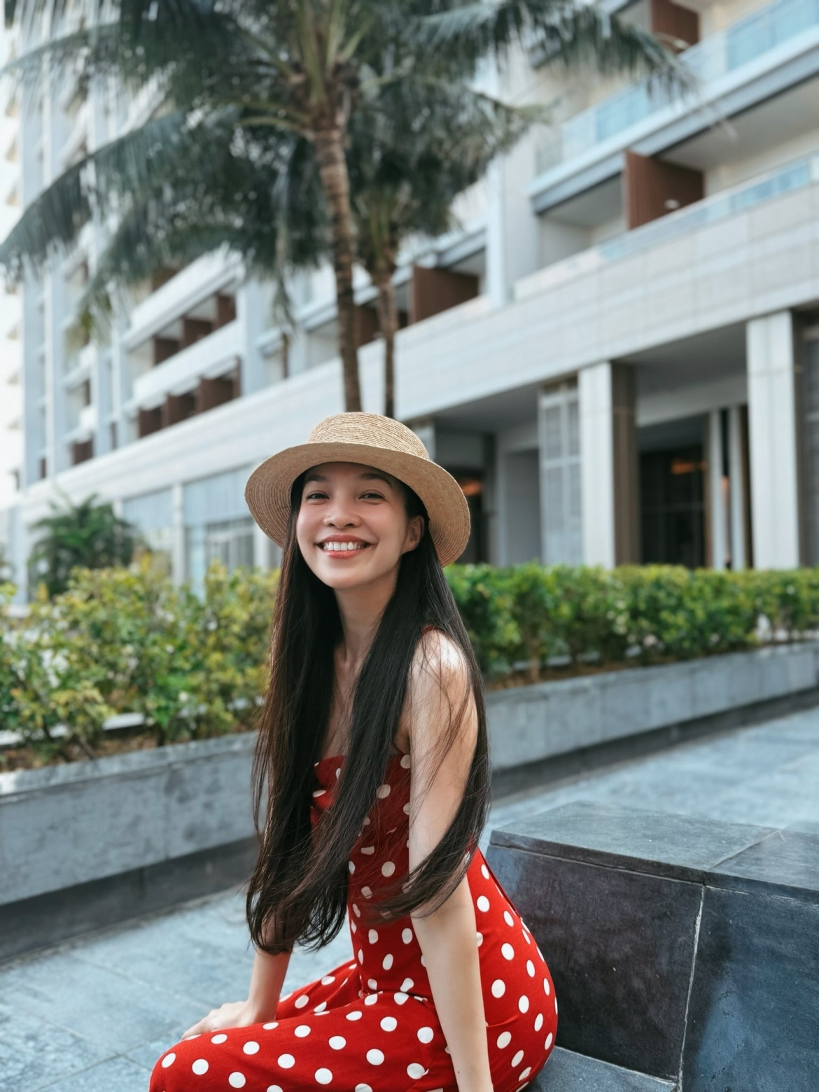 Không thể thiếu những màn phát ngôn “không ai đoán trước được”, Hiền Thục viết hẳn một “triết lý thời trang” mua đồ xong… 2 năm sau mới mặc để tạo cảm giác bí ẩn. Dân mạng đọc xong chỉ biết công nhận: “Logic này quá thuyết phục”.
