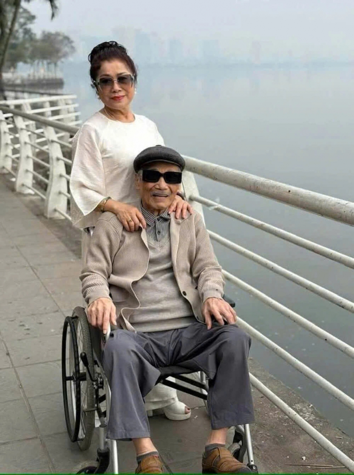 Do bị tràn dịch khớp gối nên NSND Trần Hiếu phải di chuyển bằng xe lăn. Bà Minh Ngà - vợ ông - là người chăm sóc nam nghệ sĩ hằng ngày