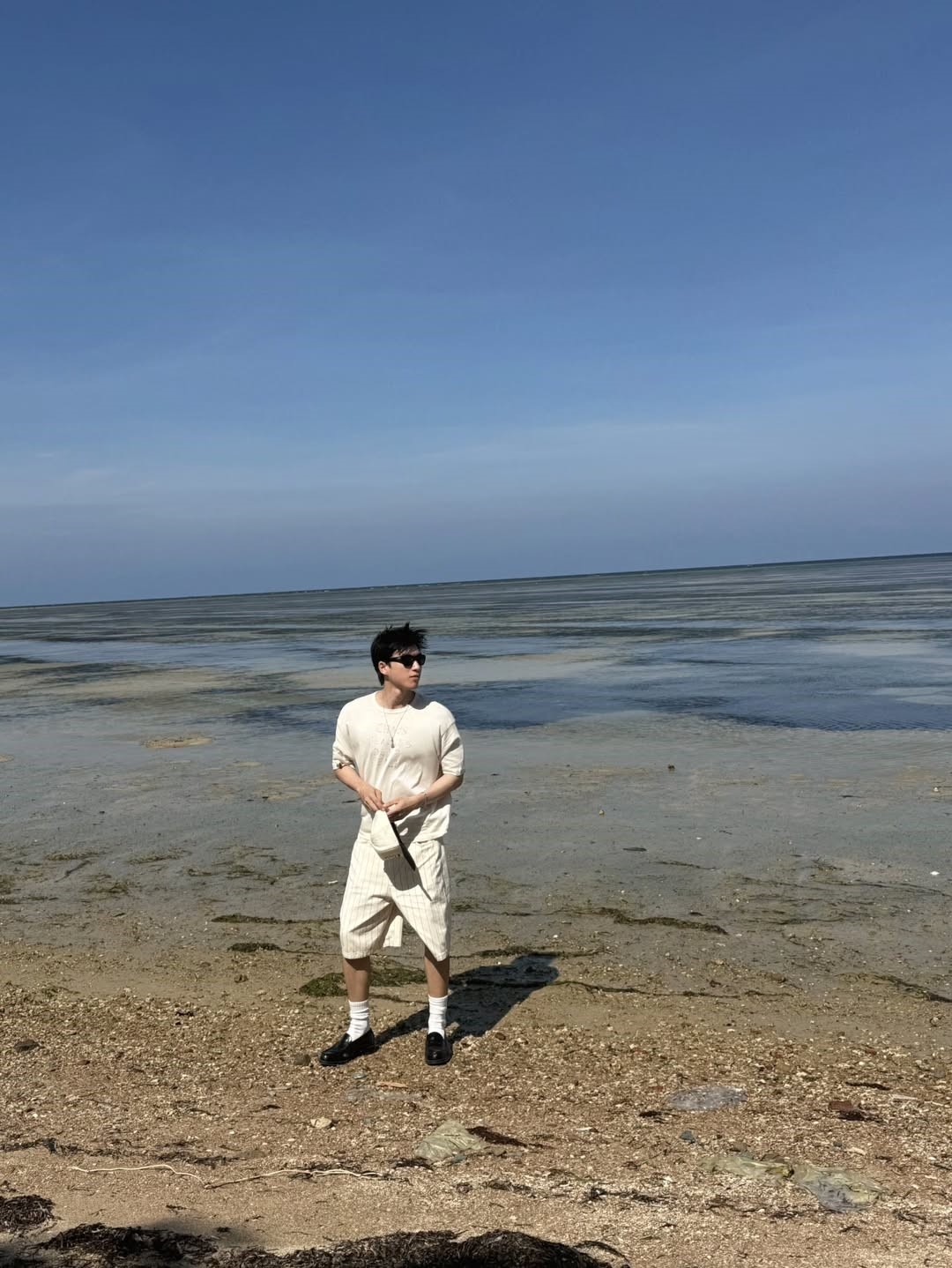 HIEUTHUHAI gây thương nhớ với visual điển trai trên bờ biển.