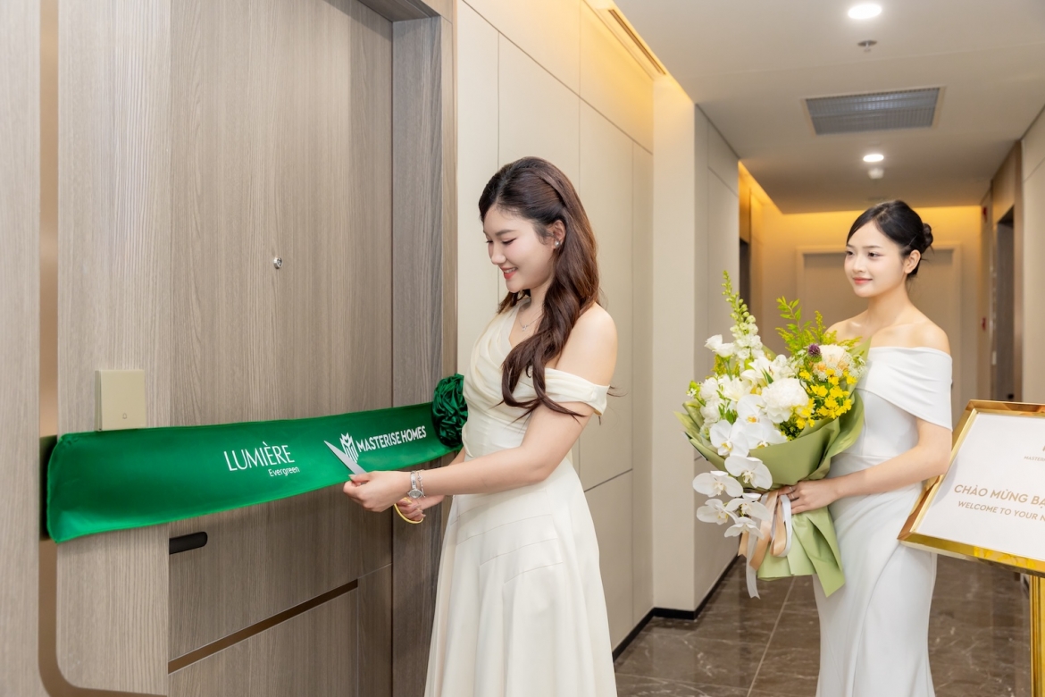 Khách hàng hài lòng khi nhận bàn giao căn hộ LUMIÈRE Evergreen (Ảnh: MH)