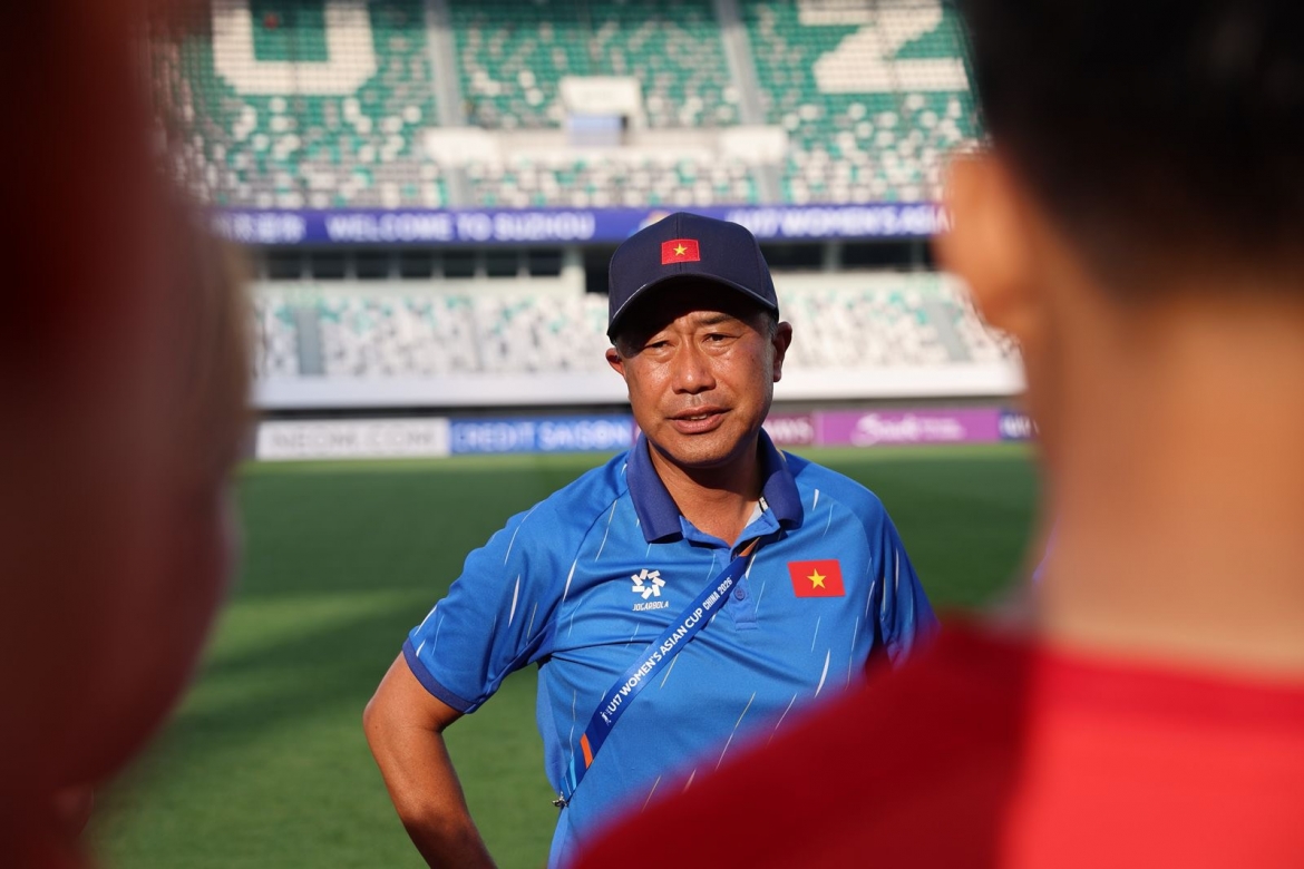 HLV Masahiko Okiyama của U17 nữ Việt Nam. (Ảnh: VFF)