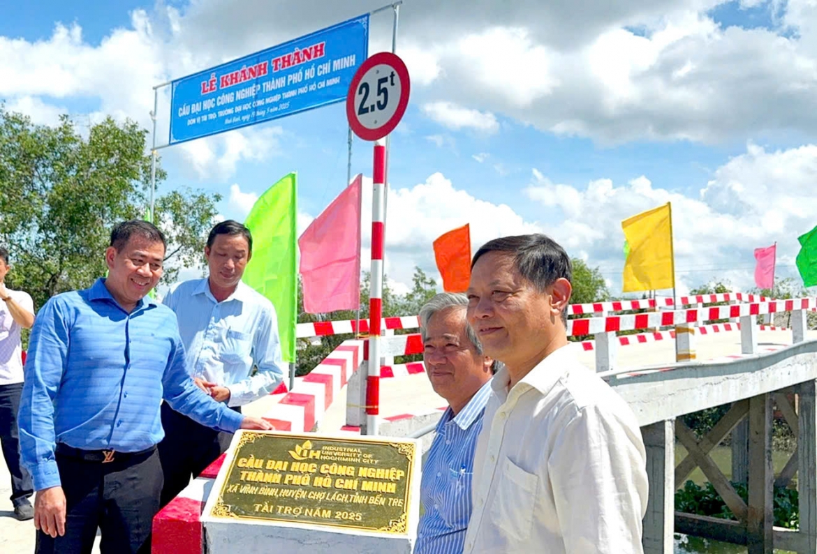 Đại học Công nghiệp TP.HCM tài trợ xây cầu ở Bến Tre kinh phí 600tr đồng (Ảnh: Trường Đại học Công nghiệp TP.HCM)