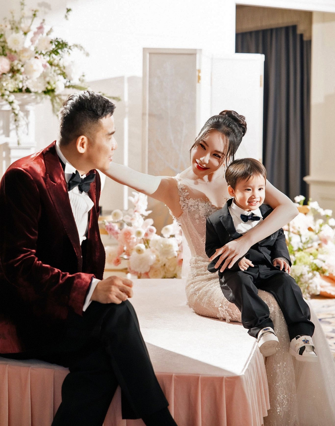 Nữ ca sĩ Hồ Quỳnh Hương tận hưởng cuộc sống nhẹ nhàng và bình yên bên gia đình cùng chồng và con trai 2 tuổi.