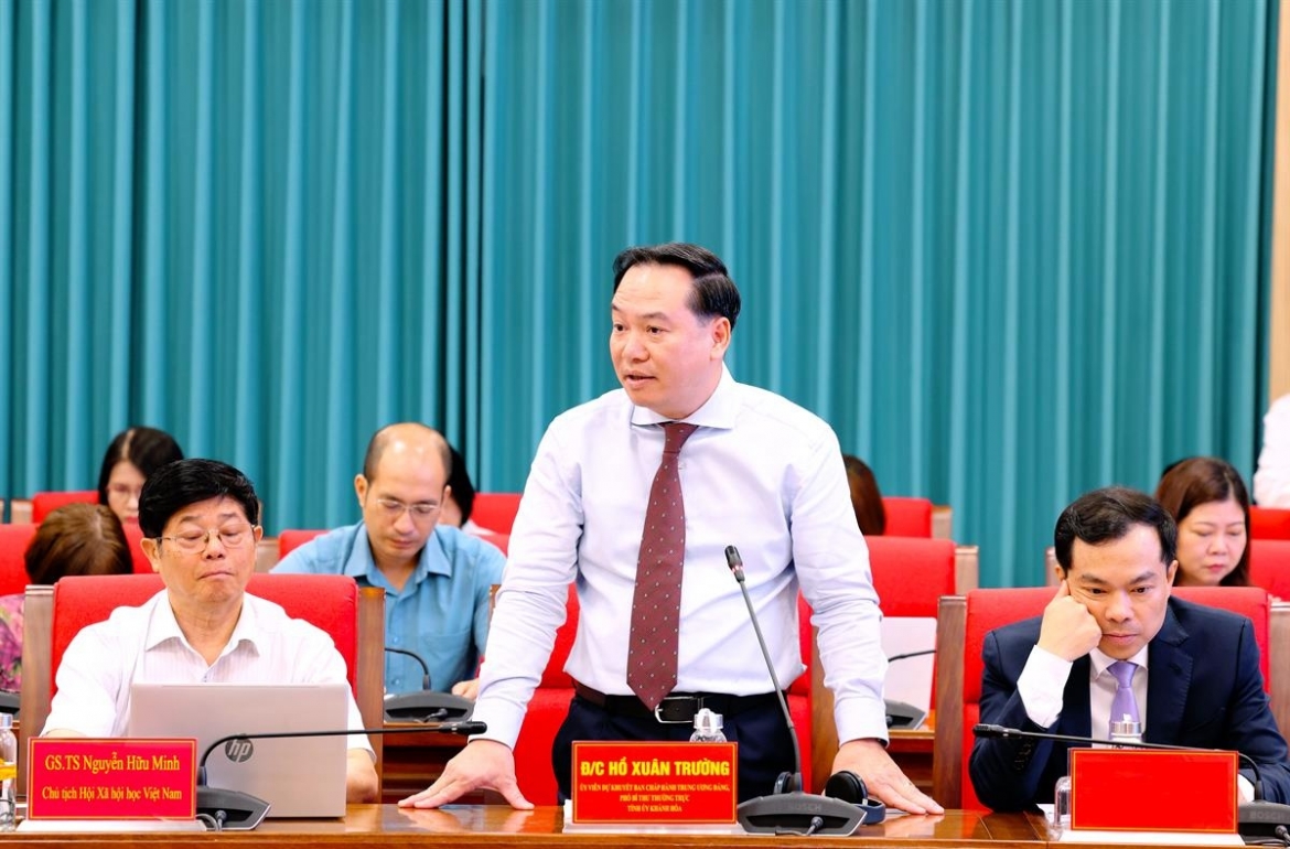 Ông Hồ Xuân Trường, Uỷ viên dự khuyết Ban Chấp hành Trung ương Đảng, Phó Bí thư thường trực tỉnh uỷ Khánh Hoà trao đổi ý kiến tại tọa đàm.