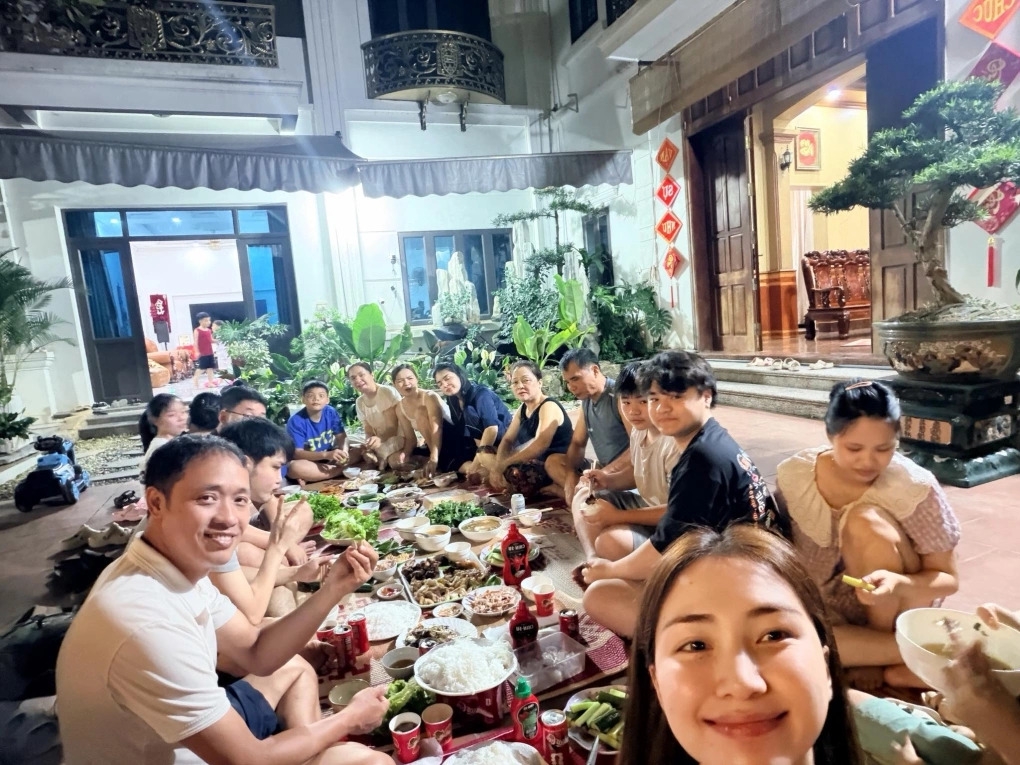 Hòa Minzy cho biết mâm cơm ngày lễ trở nên đặc biệt khi đại gia đình cùng quây quần, tổ chức ăn uống ngay tại sân nhà. Dịp này, chồng sắp cưới của cô - đại úy Văn Cương - phải đi trực nên hai mẹ con dành trọn thời gian nghỉ lễ bên gia đình ở Bắc Ninh.