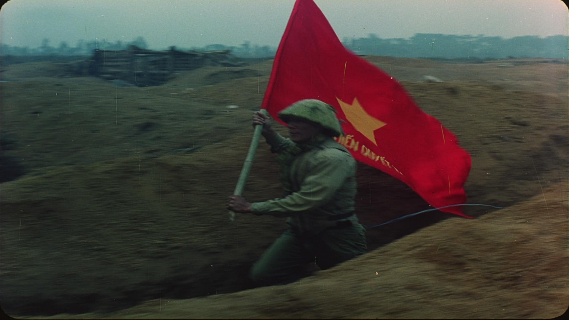 Hình ảnh trong phim “Hoa ban đỏ”.
