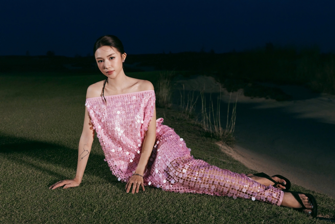 Salim rực rỡ trong chiếc đầm vải lưới đính full sequin lấp lánh.