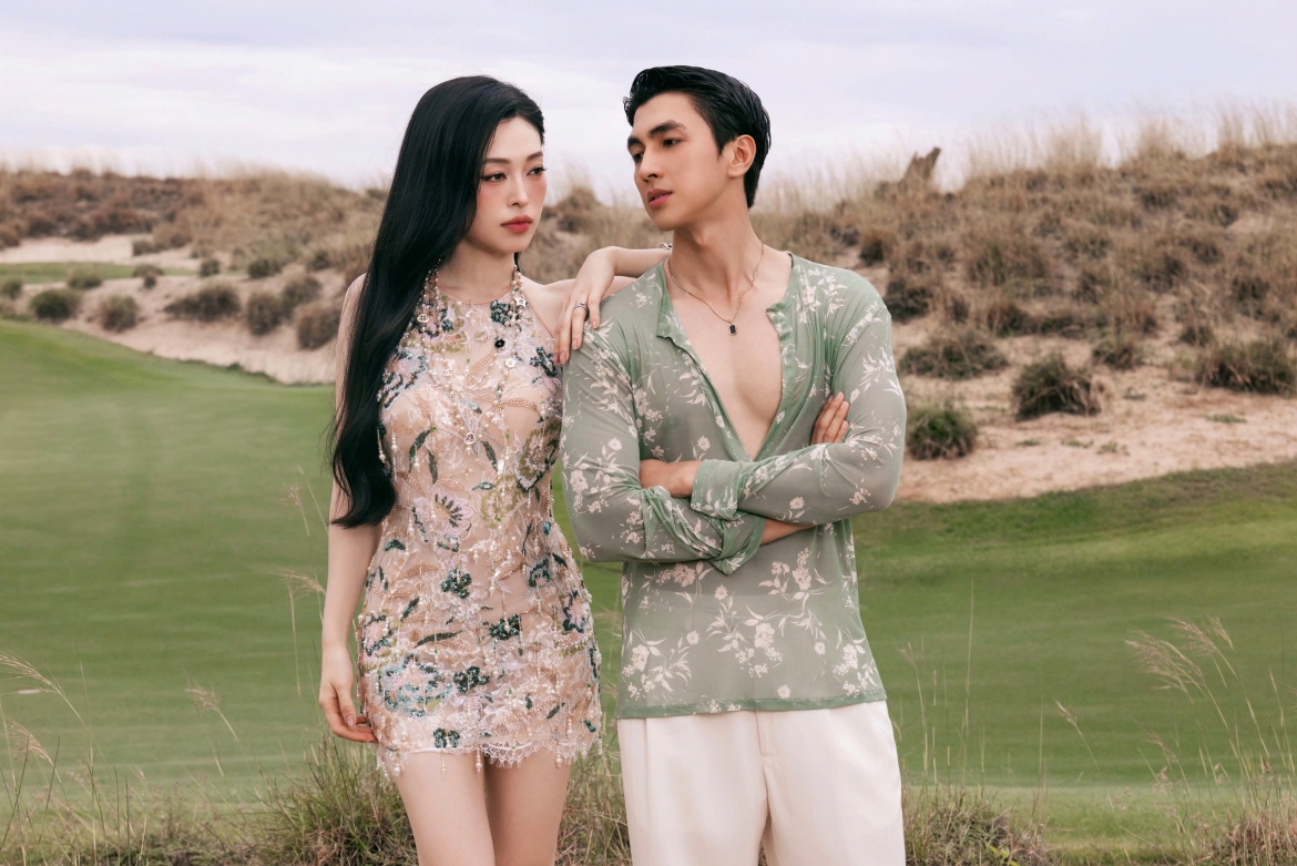 Á hậu Phương Nga quyến rũ với chiếc đầm cắt xẻ táo bạo, đính sequin và hạt cườm, phô diễn làn da trắng ngần. Bình An cũng chọn áo sơ mi vải lưới cùng tông màu với bà xã.