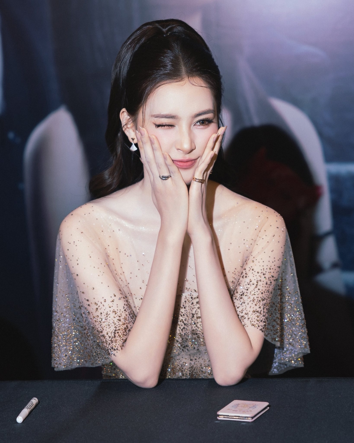 Tiểu Vy thẳng thắn nói về những ý kiến trái chiều quanh việc hoa hậu lấn sân diễn xuất. Cô chia sẻ: “Không cô gái nào muốn bị gọi là bình hoa di động cả. Em hy vọng mọi người sẽ gọi em là "một bông hoa đang trong hành trình tỏa hương"”. Người đẹp thừa nhận bản thân vẫn chưa hoàn hảo, nhưng luôn mong muốn được chứng minh sự trưởng thành qua từng vai diễn.